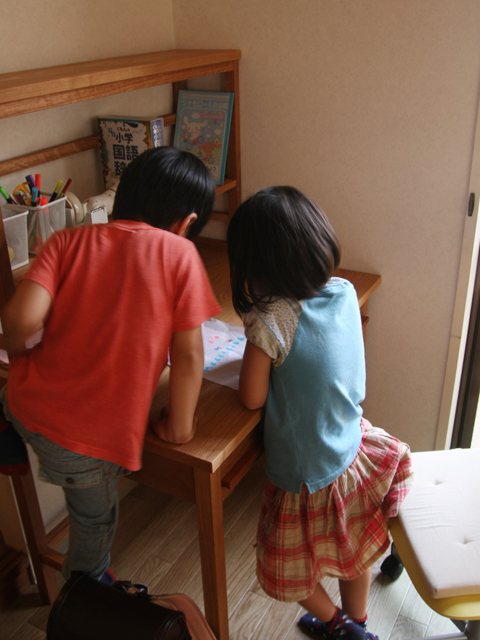 あまねちゃんの机画像